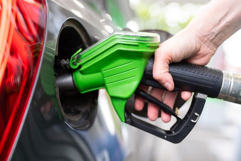 Der Co2-Preis macht fossile Brenstoffe wie Diesel und Benzin teurer. Auch 2025 wird dieser wieder ansteigen und sich an der Zapfsäule bemerkbar machen. Warum das so ist, sehen Sie im Video.