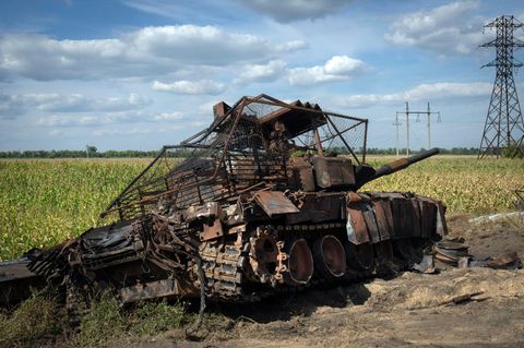 Hier soll eine Puffezone auf russischen Gebiet entstehen. Ein zerstörter russischer Panzer in der Nähe von Sudzha.
