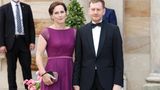 Michael Kretschmer steht eine Frau Annett bei der Eroeffnung der Bayreuther Festspiele 2021