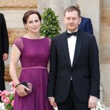 Michael Kretschmer steht eine Frau Annett bei der Eroeffnung der Bayreuther Festspiele 2021