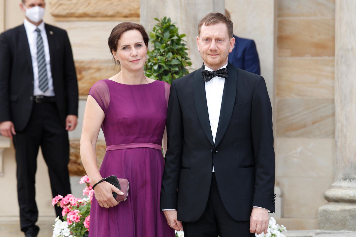 Michael Kretschmer Michael Kretschmer steht eine Frau Annett bei der Eroeffnung der Bayreuther Festspiele 2021