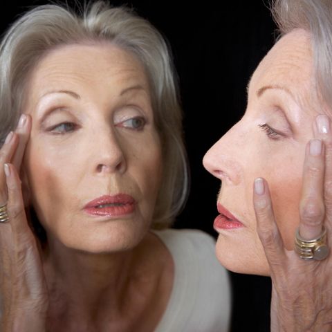 Narzissmus: Eine gepflegte alte Dame schaut in den Spiegel