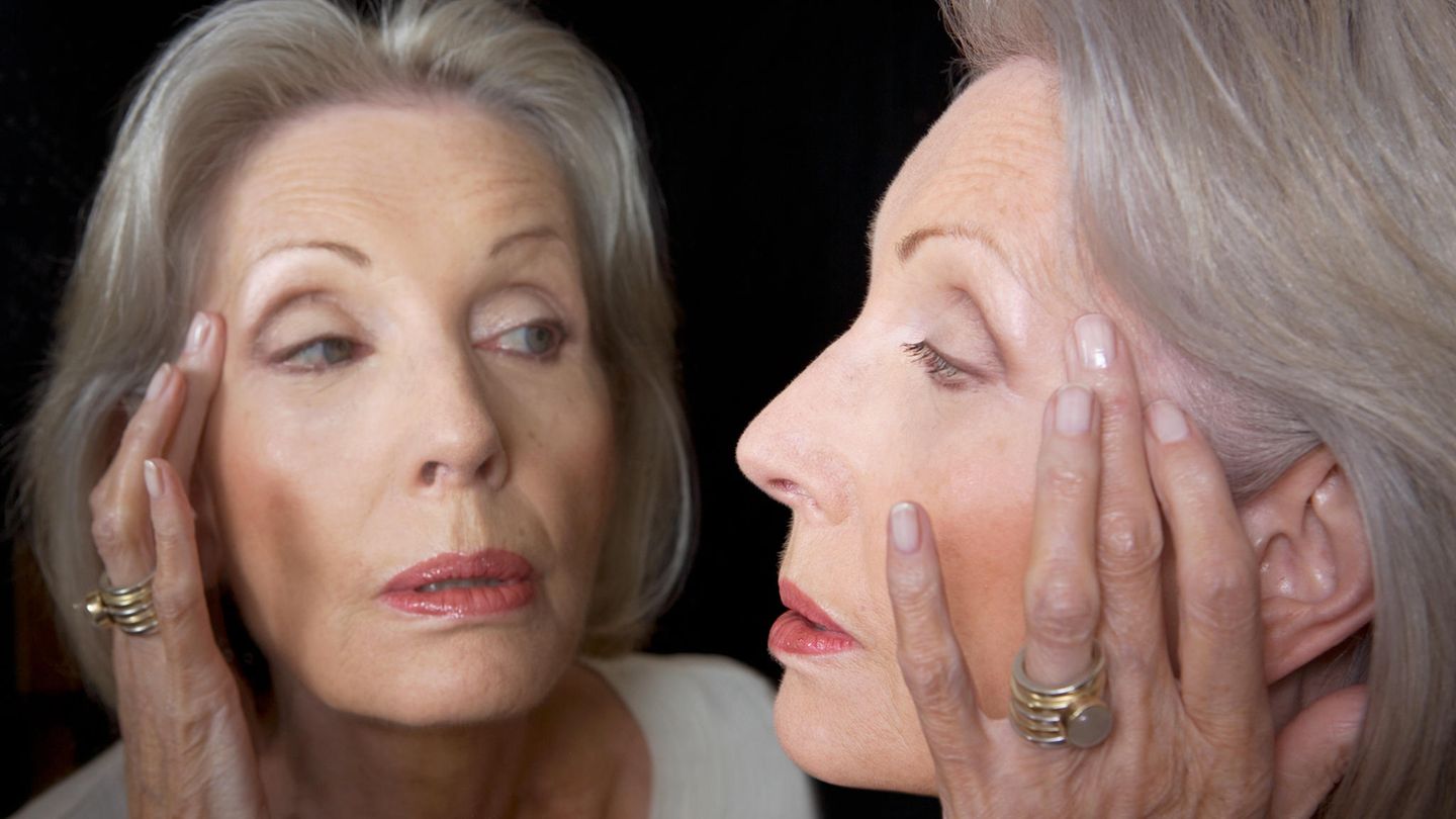 Narzissmus: Eine gepflegte alte Dame schaut in den Spiegel