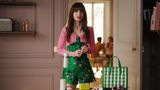 Bunt, wild und teilweise absurd: So kennen Fans der Netflix-Serie "Emily in Paris" die Looks der Hauptdarstellerin Lily Collins. Doch in der gerade angelaufenen vierten Staffel wird deutlich, dass mittlerweile auch ein bisschen französischer Chic bei Emily angekommen ist. Die Emily von früher, sie hätte auch ein Baguette als Hut getragen und dazu ein Kleid mit Eiffelturm-Print.      "Zu viel guter Geschmack ist langweilig!", so lautete das Motto von Kostümbildnerin Marylin Fitoussi bisher. Für die neue Staffel durfte Collins erstmals in etwas Dezenteres schlüpfen. Hier zum Beispiel in einen Jumpsuit in "Brat Girl Summer"-Grün mit Blumenprint und rosa Strickjäckchen. Der Umschwung liegt unter anderem daran, dass...