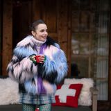 ... die vierte Staffel erstmals auch im Herbst und Winter spielt. "Es hat Spaß gemacht, über die Stadt anders nachzudenken, wenn es etwa um dramatischere Szenen geht. Und Paris nicht immer nur sonnig und beblümt zu zeigen, sondern etwas grauer, gemütlicher mit Menschen in Mänteln und dunklem Himmel. Paris ist im Winter genauso schön, wenn nicht gar schöner", schwärmt der Regisseur Andrew Fleming laut Netflix. Neben diesem Zottel-Look...