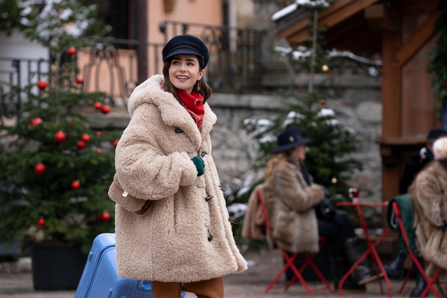 Es ist keine Baskenmütze mehr, aber mit ihrem Teddy-Mantel und passender Tasche fällt Emily in Paris noch immer auf. Zum Glück!     "Emily in Paris", Staffel 4 läuft auf Netflix, Teil 2 ist dort ab dem 12. September abrufbar