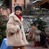 Es ist keine Baskenmütze mehr, aber mit ihrem Teddy-Mantel und passender Tasche fällt Emily in Paris noch immer auf. Zum Glück!     "Emily in Paris", Staffel 4 läuft auf Netflix, Teil 2 ist dort ab dem 12. September abrufbar