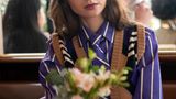 Der Herbst steht ihr gut: Emily in Streifenbluse und Krawatte kombiniert mit einer Strick-Weste von Miu Miu.