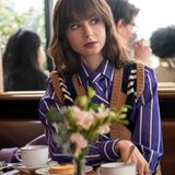 Der Herbst steht ihr gut: Emily in Streifenbluse und Krawatte kombiniert mit einer Strick-Weste von Miu Miu.