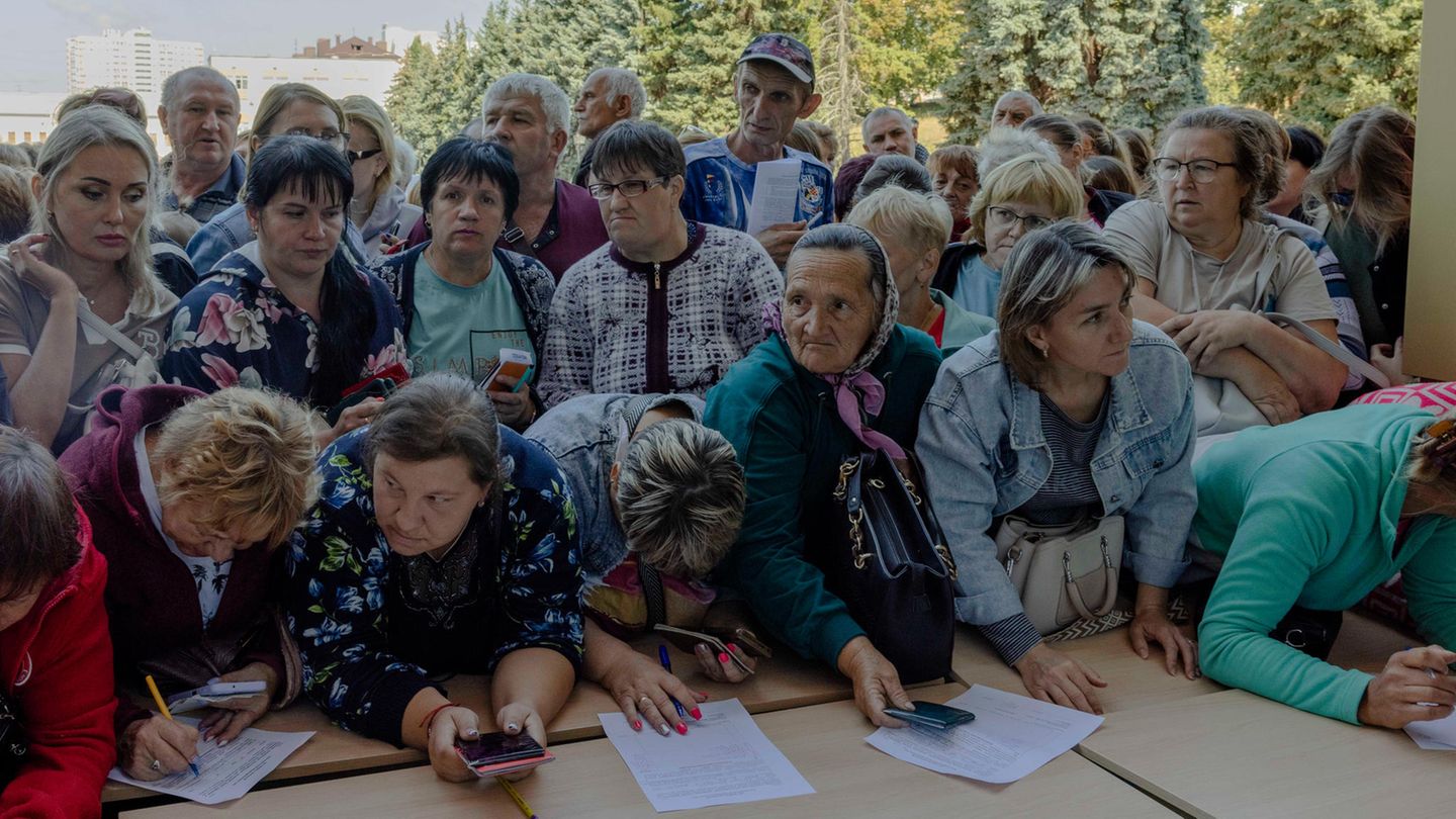 Anstehende in Kursk, Russland Eine dicht gedrängte Menschenmenge steht in Kursk an