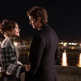 ... setzt Emily etwa auch auf einen schlichten Karo-Mantel. Ein bisschen drüber...