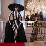 ... sind zahlreiche Outfits trotzdem. Aber dann mit Ansage: Hier besucht Emily einen Maskenball mit Schleppe, Jumpsuit und einem Hut, der so riesig ist, dass sie beim Drehen auf eine eigentlich geplante Szene im Taxi verzichten mussten. Das Ungetüm aus dem Haus der italienisch-französischen Designerin Nina Ricci passte einfach nicht rein.