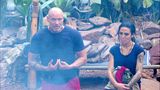Thorsten Legat ist der neue Chef der Legenden-Runde und tritt mit Elena Miras zur Dschungelprüfung an. Diese hatte zuvor im Camp ihrem Ärger Luft gemacht, als erneut Regelverstöße begangen wurden. Bei der Prüfung ist sie hingegen kleinlaut: An der "Verzwei-Felswand" muss Miras ihre Höhenangst überwinden, stellt sich der Herausforderung mit zitternden Knien. Für Legat hingegen...