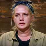 Die ist derweil selbst am emotionalen Tiefpunkt angekommen, reflektiert unter Tränen im Dschungeltelefon ihr Leben.