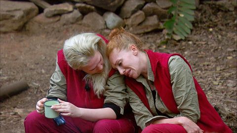 Für Georgina Fleur wird alles zu viel. Ständig werde ihr über den Mund gefahren, beschwert sie sich und bricht später an der Seite von Sarah Knappik in Tränen aus.