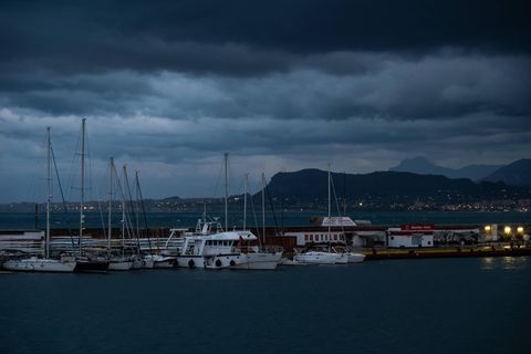 Über einem Hafen der italienischen Insel Sizilien braut sich ein Unwetter zusammen