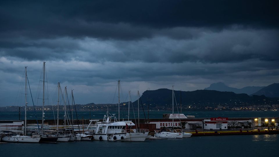 Über einem Hafen der italienischen Insel Sizilien braut sich ein Unwetter zusammen