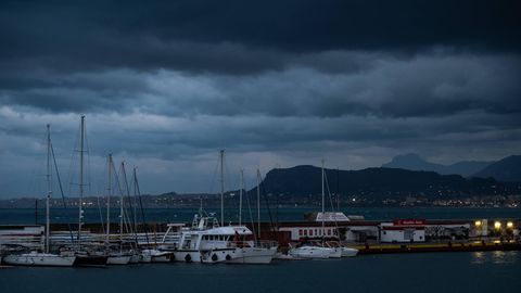 Über einem Hafen der italienischen Insel Sizilien braut sich ein Unwetter zusammen