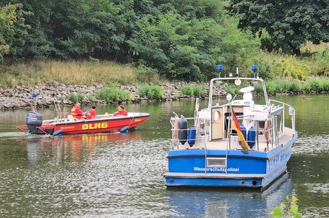 Die Wasserschutzpolizei und DLRG fahren auf dem Silokanal in Brandenburg