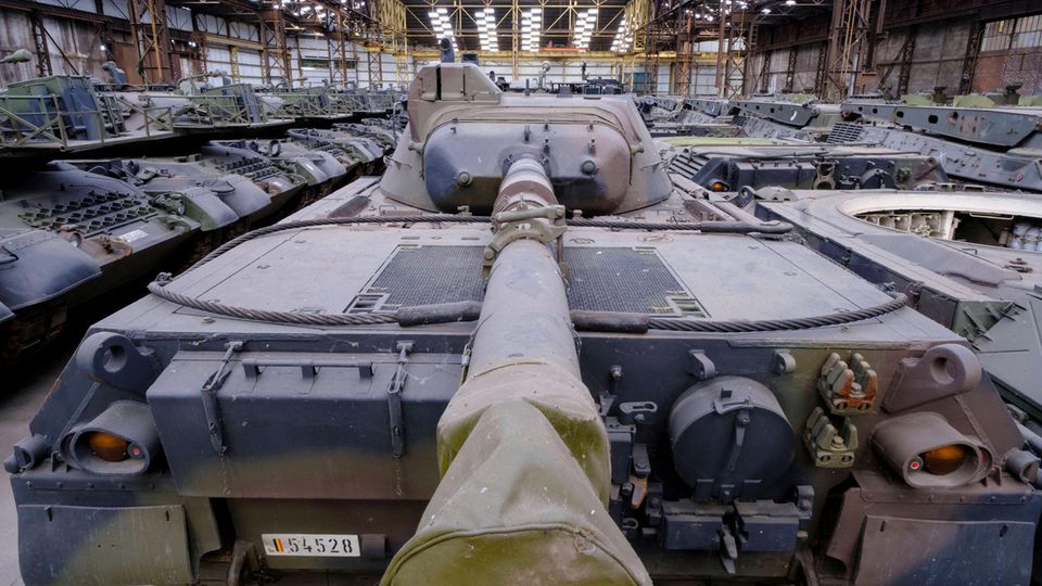 Kampfpanzer des Typs Leopard 1A5 in einer belgischen Lagerhalle