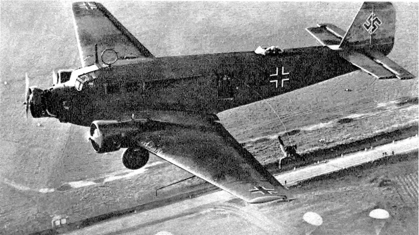 Fallschirmjäger springen aus Flugzeug