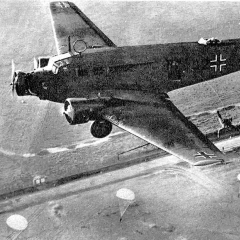 Fallschirmjäger springen aus Flugzeug