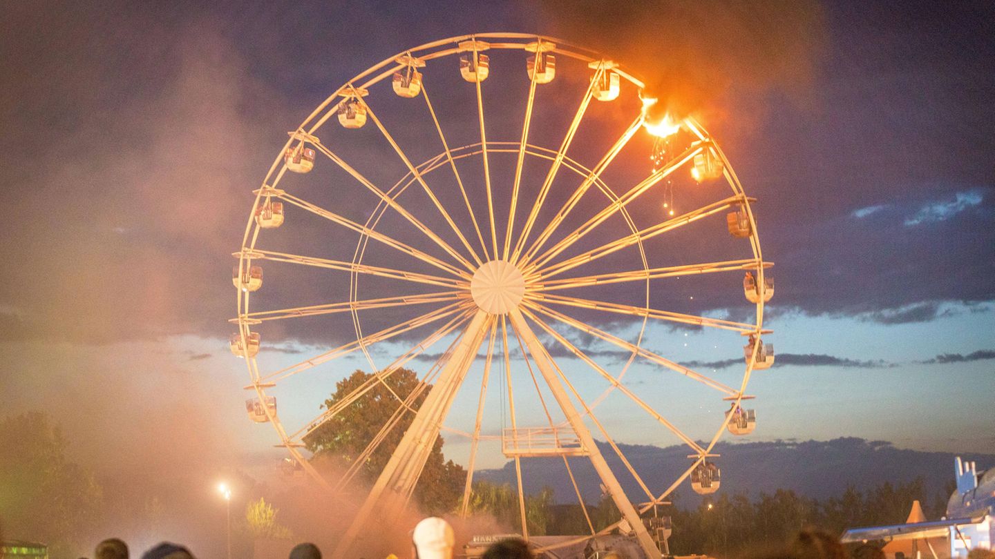 Mehrere Gondeln standen in Flammen: Auf dem Highfield-Festival brannte am Samstag ein Riesenrad