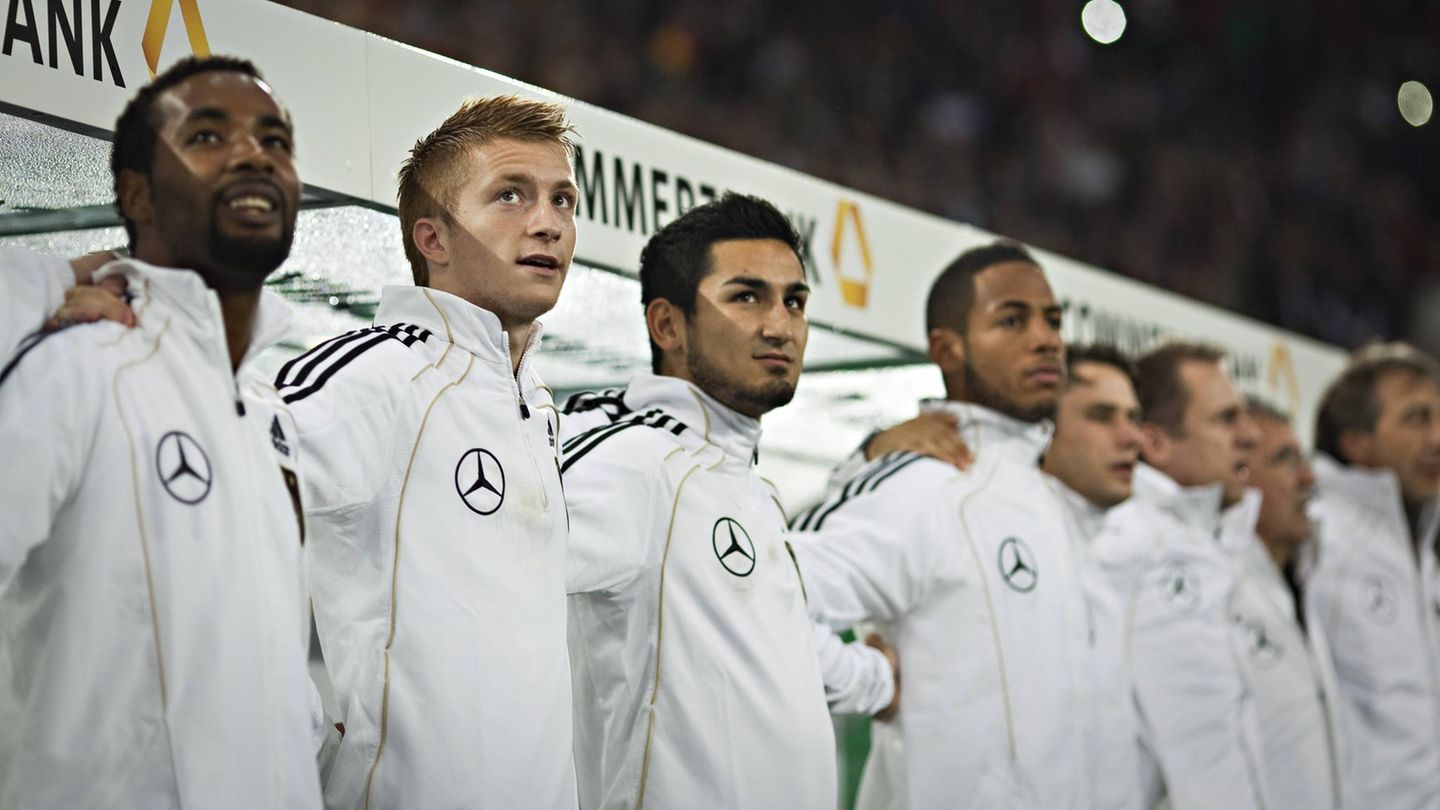 Im Oktober des Jahres geht es mit Marco Reus und Co. dann in der Kreis der Nationalmannschaft weiter. Seine Premiere feiert er gegen Belgien in Düsseldorf