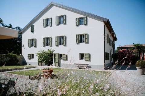 Zum Luxus-Hotel gehören zwei Häuser mit insgesamt 17 individuell und liebevoll gestalteten Zimmern. Das Anwesen beherbergt außerdem einen Pool, die Rezeption, einen Tasting-Room für Wein und Aceto sowie...