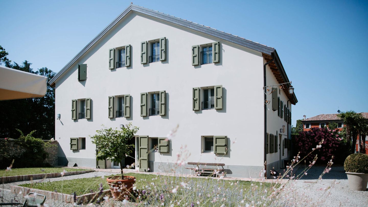 Zum Luxus-Hotel gehören zwei Häuser mit insgesamt 17 individuell und liebevoll gestalteten Zimmern. Das Anwesen beherbergt außerdem einen Pool, die Rezeption, einen Tasting-Room für Wein und Aceto sowie...