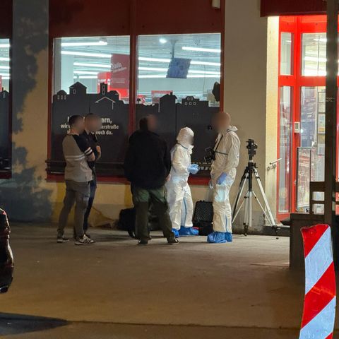 Beamte der Kriminaltechnischen Abteilung der Polizei untersuchen nach einer Messerattacke einen Tatort