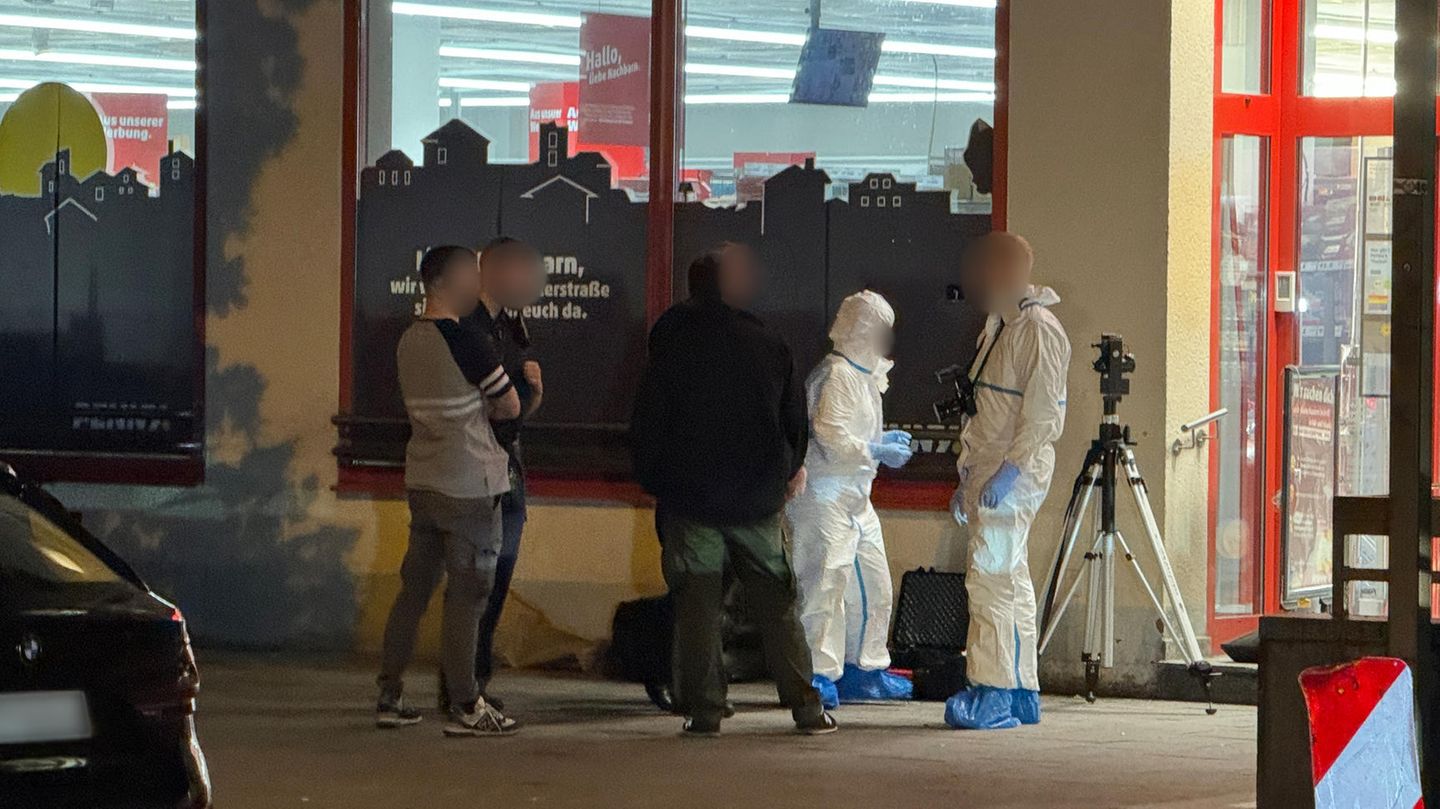 Beamte der Kriminaltechnischen Abteilung der Polizei untersuchen nach einer Messerattacke einen Tatort