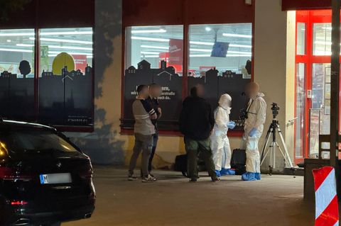 Beamte der Kriminaltechnischen Abteilung der Polizei untersuchen nach einer Messerattacke einen Tatort
