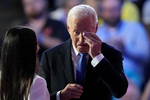 Parteitag der Demokraten: US-Präsident Joe Biden wischt sich die Augen