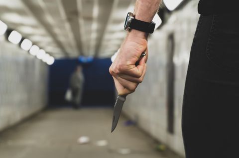 Das Tragen von Messern in der Öffentlichkeit soll eingeschränkt, der Umgang mit Springmessern ganz verboten werden