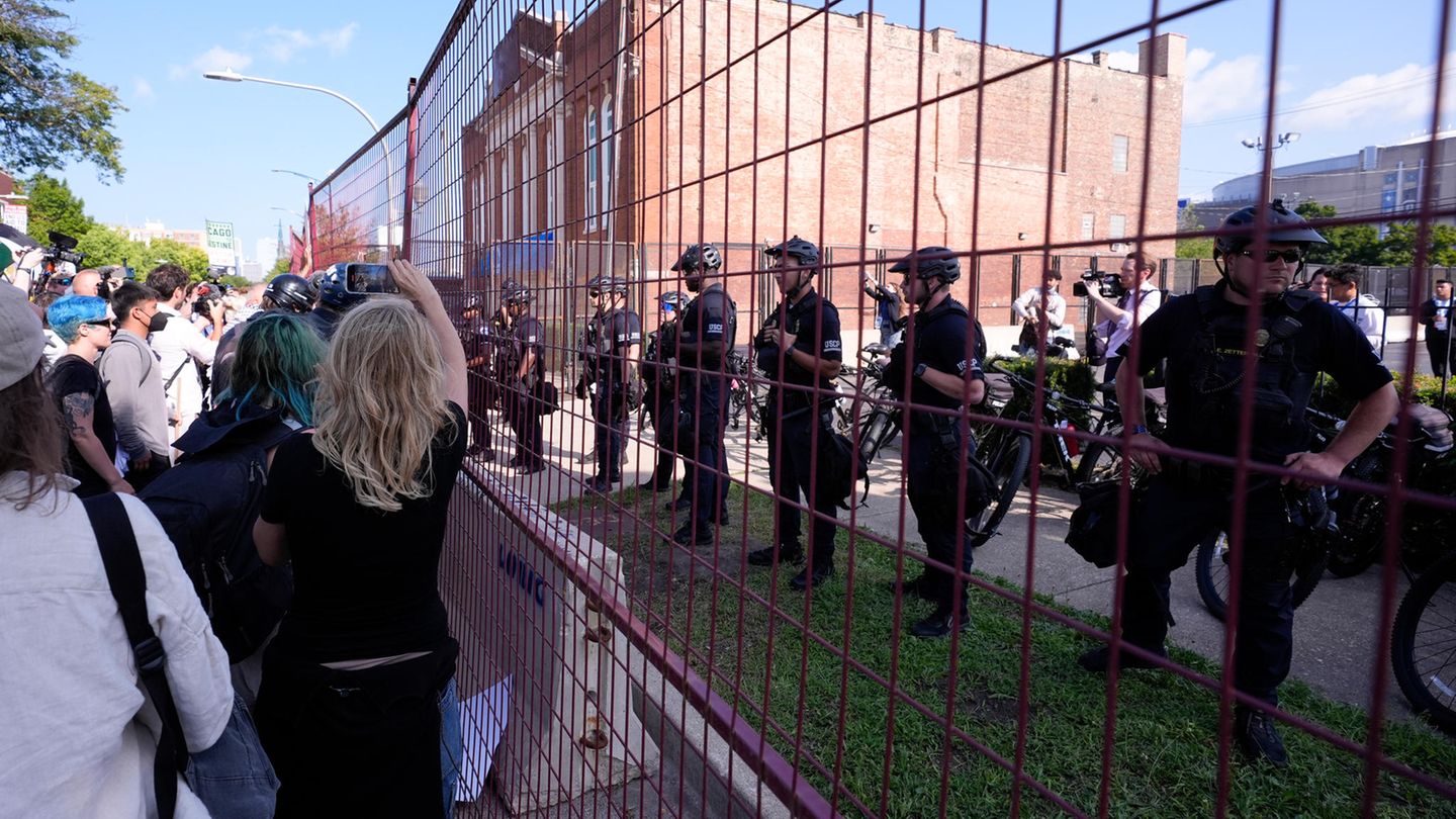 US election: Protesters break through security fence at party convention