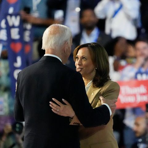 Als Joe Biden seine Rede in Chicago beendet hatte, kam Kamala Harris auf die Bühne. Sie preis seine Führungsstärke.