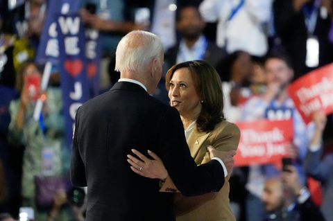 Als Joe Biden seine Rede in Chicago beendet hatte, kam Kamala Harris auf die Bühne. Sie preis seine Führungsstärke.