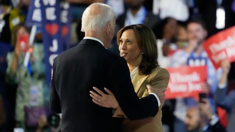 Als Joe Biden seine Rede in Chicago beendet hatte, kam Kamala Harris auf die Bühne. Sie preis seine Führungsstärke.