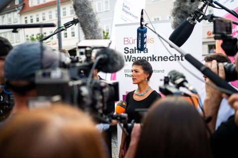 Sahra Wagenknecht vor Mikrofonen und Kameras am 19.08.2024