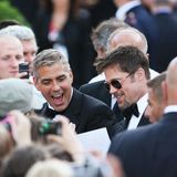 Autogramme geben George Clooney und Brad Pitt gut gelaunt