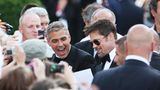 Autogramme geben George Clooney und Brad Pitt gut gelaunt