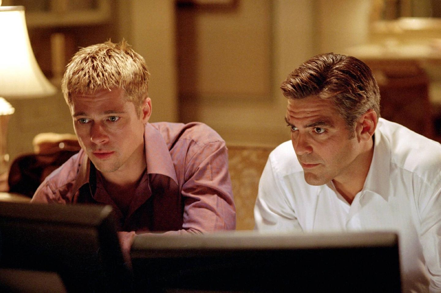 Brad Pitt und George Clooney in einer Filmszene aus Ocean's Eleven, 2001