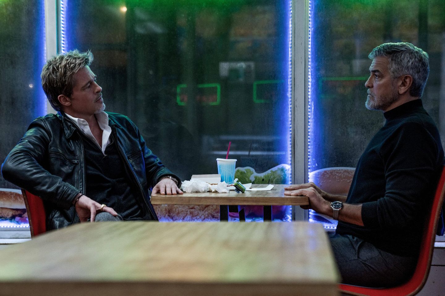 Comeback: Pitt und Clooney in "Wolfs", ihrem ersten gemeinsamen Film seit 16 Jahren. Er ist jetzt beim Streamingdienst Apple TV+ zu sehen. Sie spielen zwei Cleaner, die Spuren an Tatorten beseitigen und eigentlich alleine arbeiten, bei einem Job aber gezwungen sind, dies zusammen zu tun.