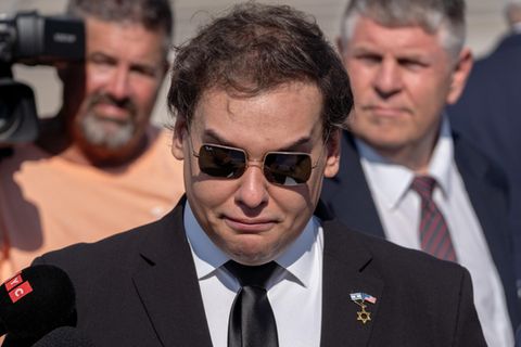 George Santos gibt vor dem Gericht in Central Islip im US-Bundesstaat New York eine Presseerklärung ab