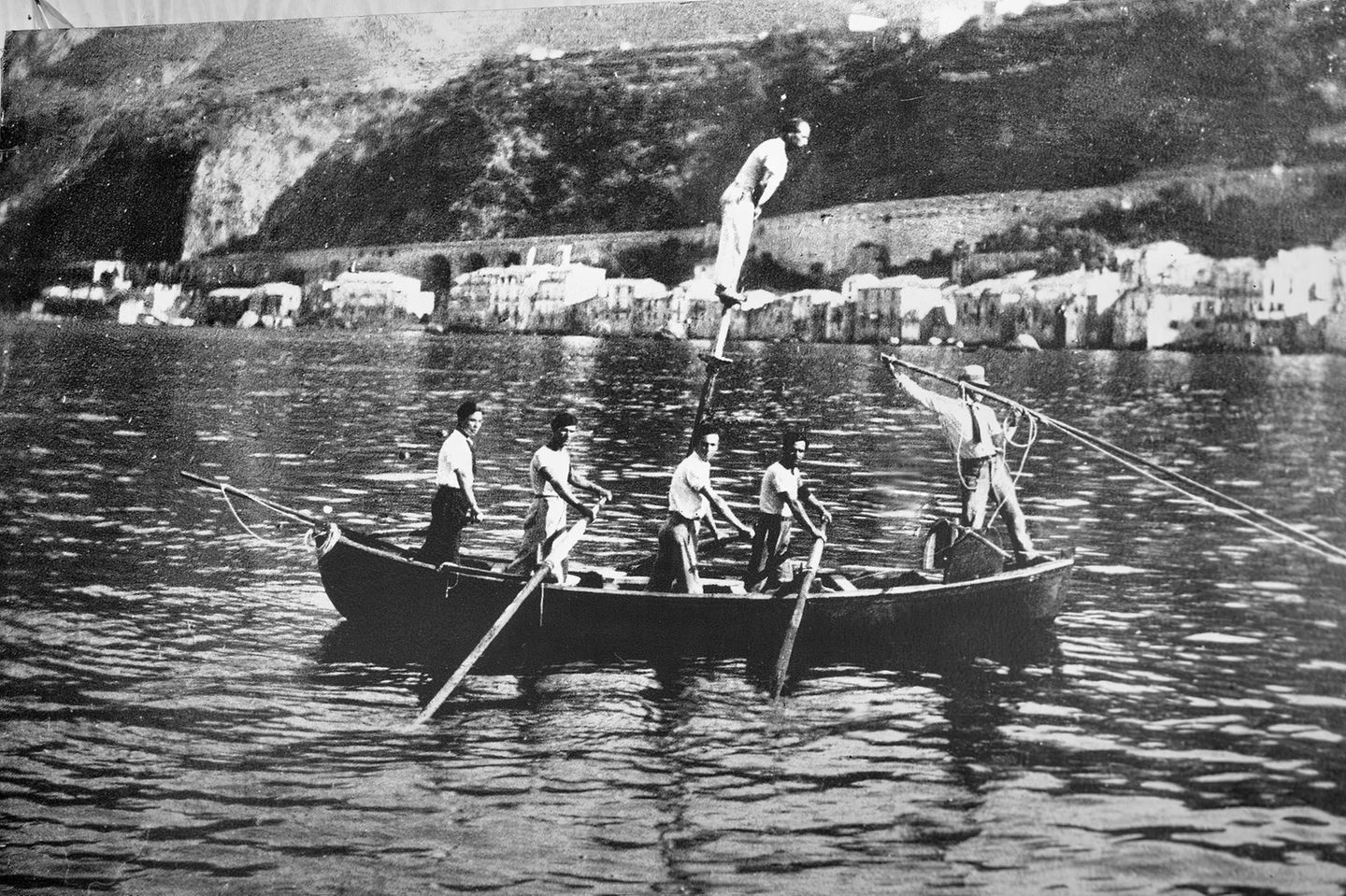 Schwarz-weiß Foto mit kleinem Boot