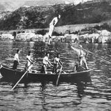 Schwarz-weiß Foto mit kleinem Boot