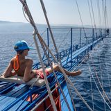 Mann auf einem Schiff