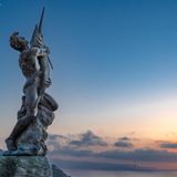 Statur von Mann und einem Schwertfisch