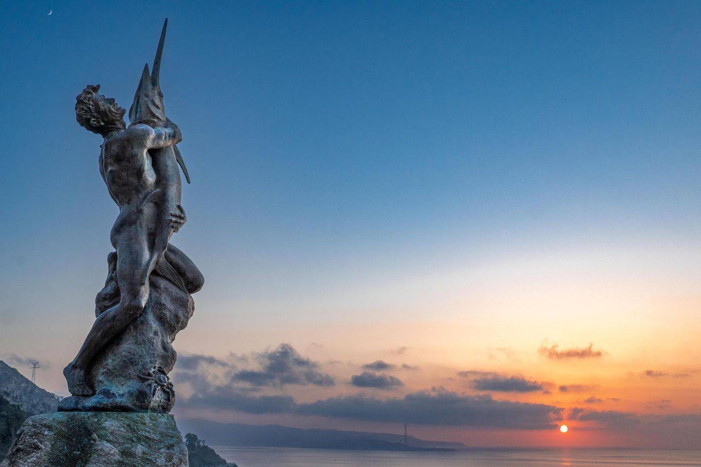 Statur von Mann und einem Schwertfisch